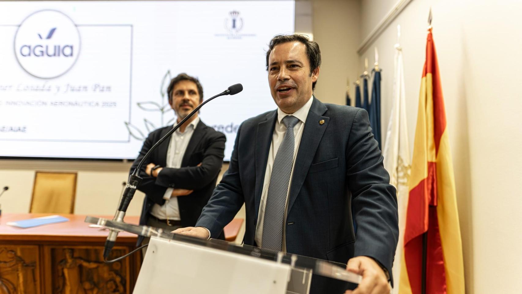 Los dos fundadores de Aguia recogiendo el premio