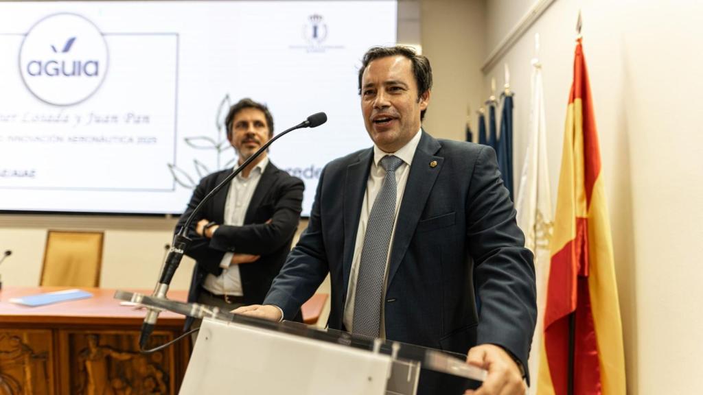 Los dos fundadores de Aguia recogiendo el premio