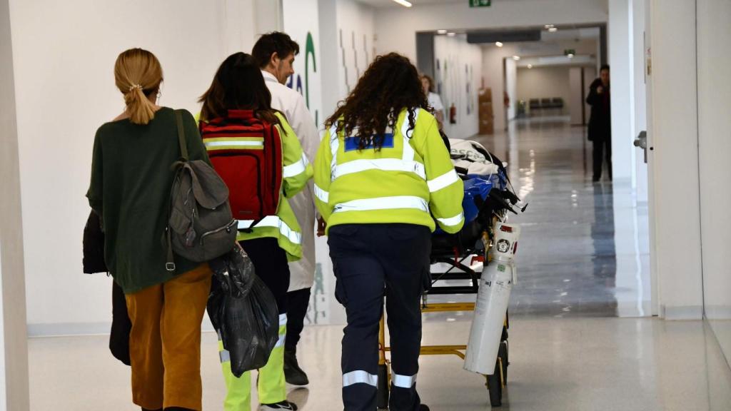 Imagen del traslado de pacientes en el Hospital de Cuenca.