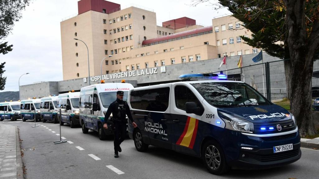 Imagen de la caravana a las puertas del Virgen de la Luz.