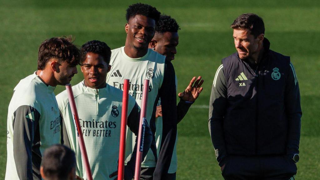 Xabi Alonso speaks with Vinicius in the last training session before the game against Alavés.