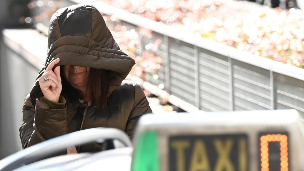 La exmilitante socialista Leire Díez a su salida del aparcamiento de la Audiencia Nacional