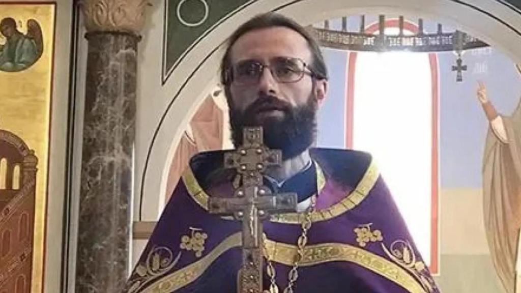 El padre Andréi, sacristán mayor de la iglesia ortodoxa de Madrid.