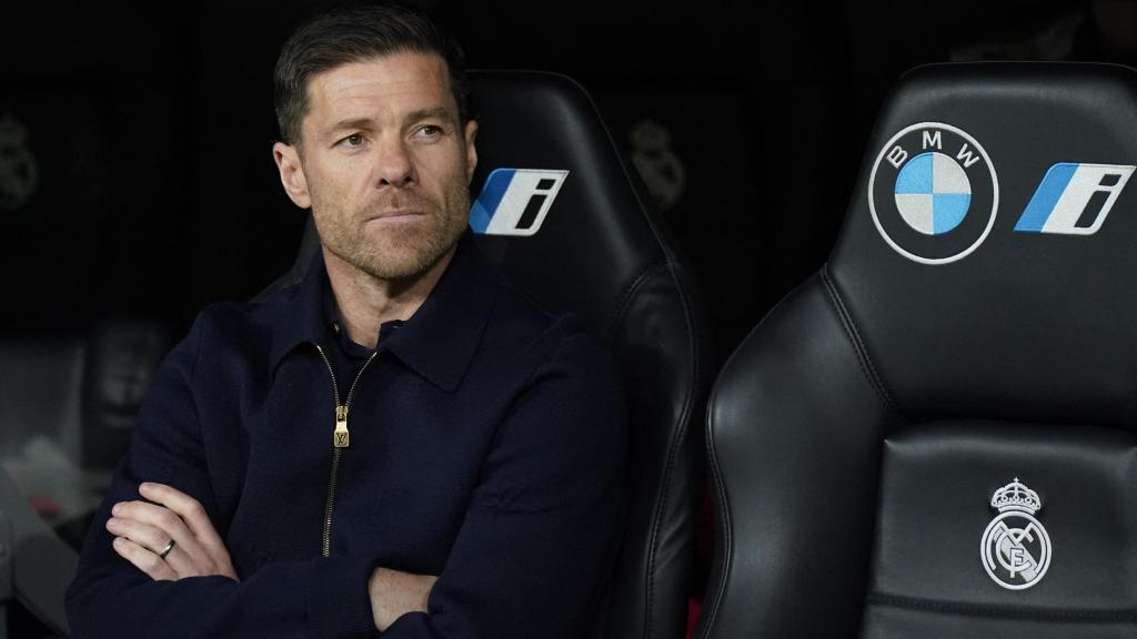 Xabi Alonso, en el banquillo del Santiago Bernabéu durante el partido ante el Celta.