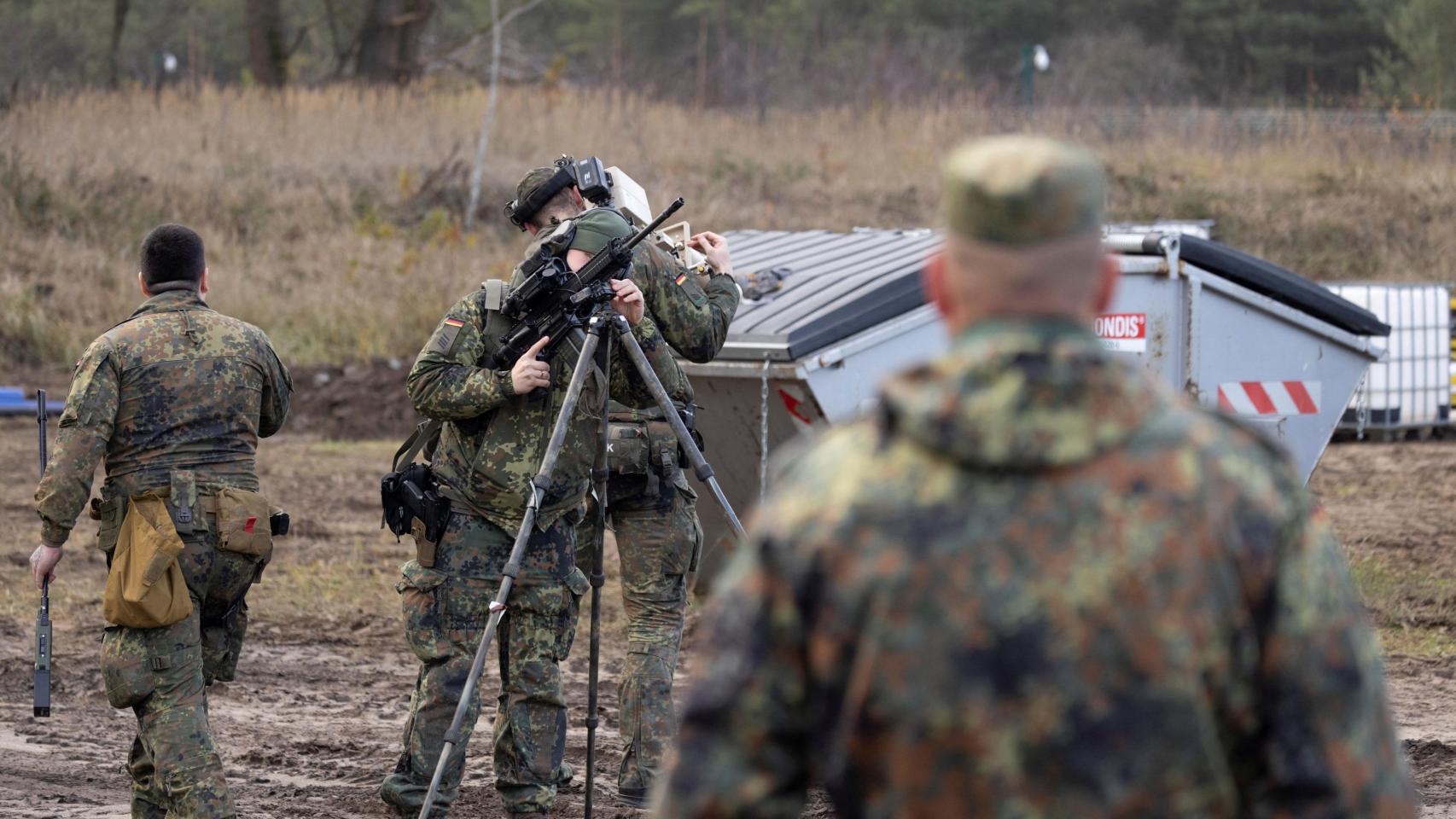 Soldados alemanes preparan un fusil y un inhibidor de interferencias antidrones cerca del Sistema de Armas Arrow para Alemania , en Annaburg, Alemania.
