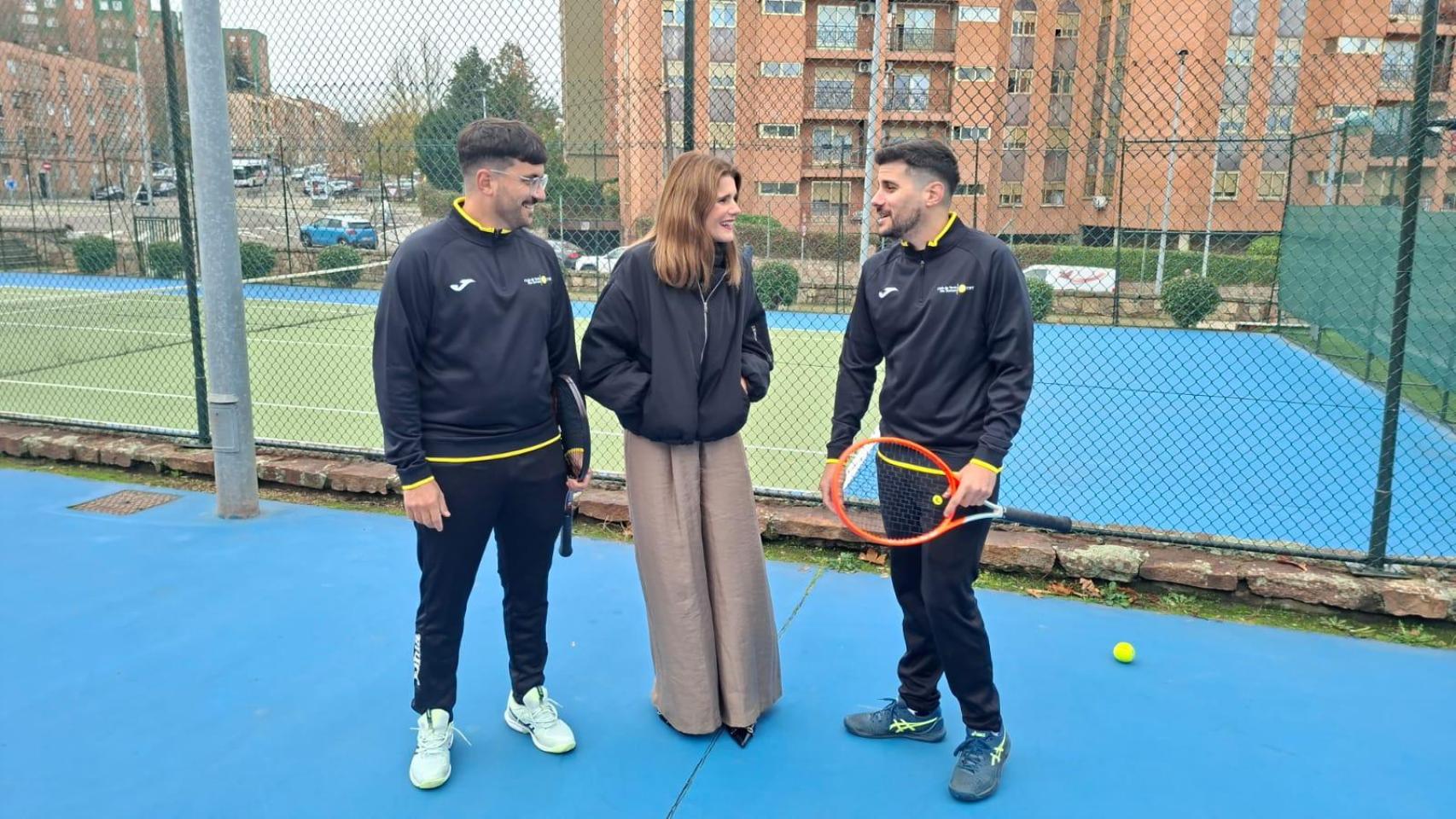 El Ayuntamiento sustituye el vallado integral e incorpora iluminación LED en las tres pistas de tenis del polideportivo municipal Río Tormes