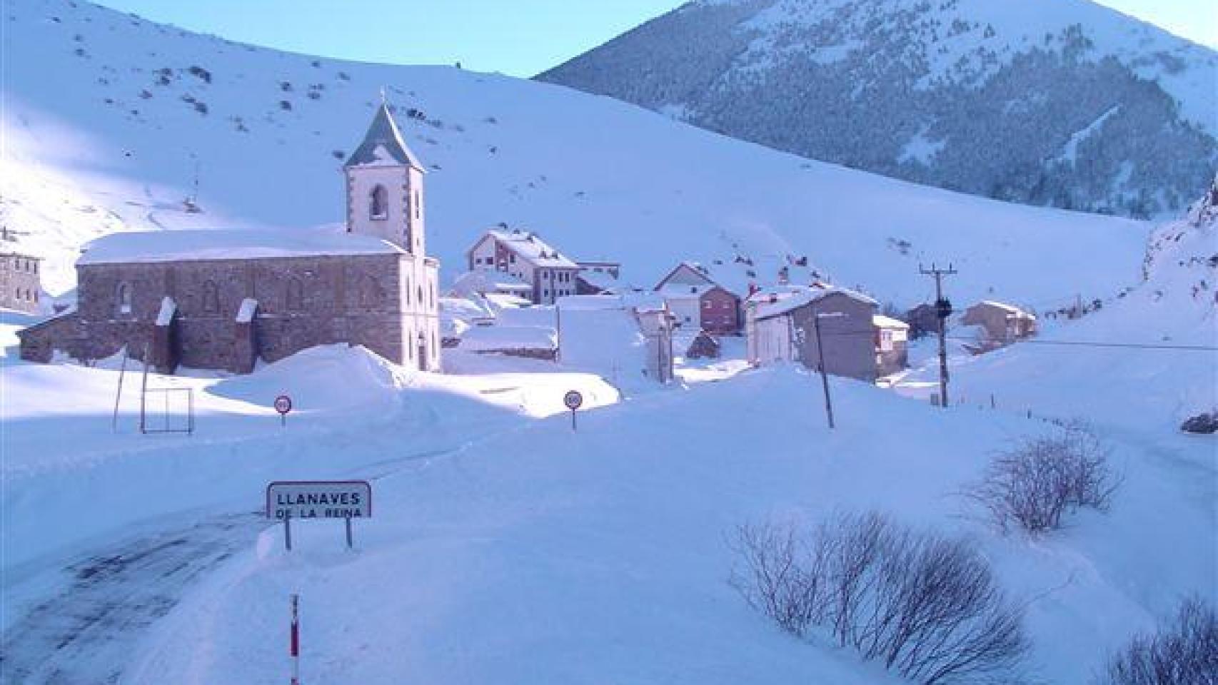 Imagen de Llánaves de la Reina totalmente nevado