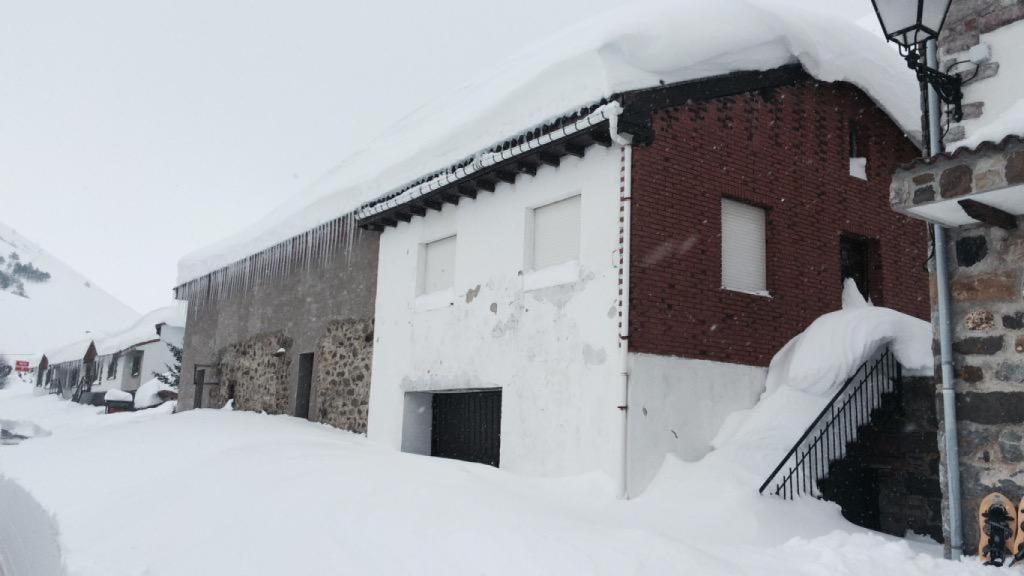 La nieve cubre el pueblo leonés