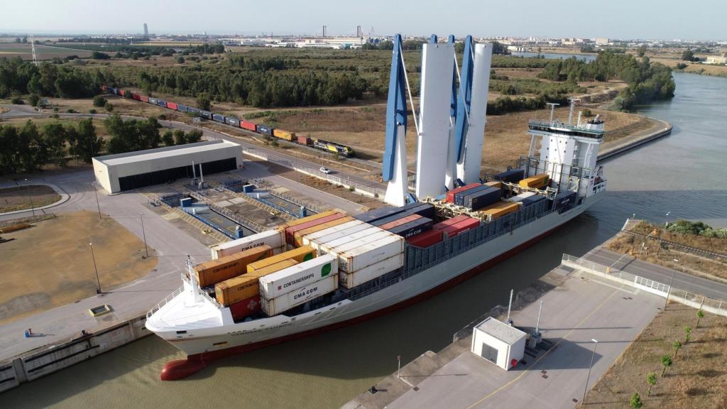 Un tren detenido ante el paso de un buque en una de las esclusas del Puerto de Sevilla.