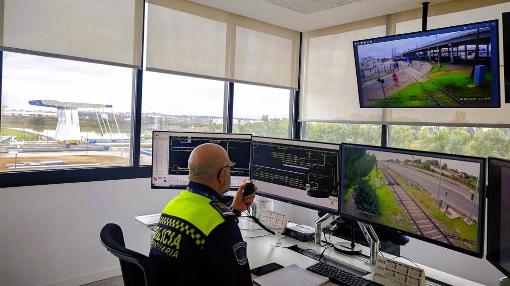 Centro de control del Puerto de Sevilla con una de sus esclusas al fondo.