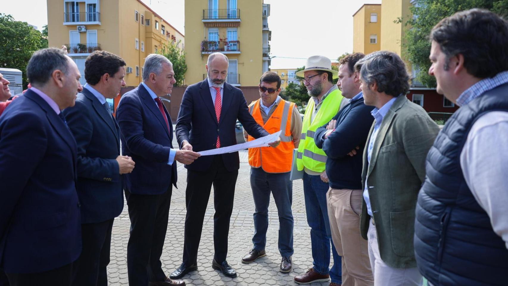 El alcalde de Sevilla, José Luis Sanz, visita la zona de la Ronda del Tamarguillo.