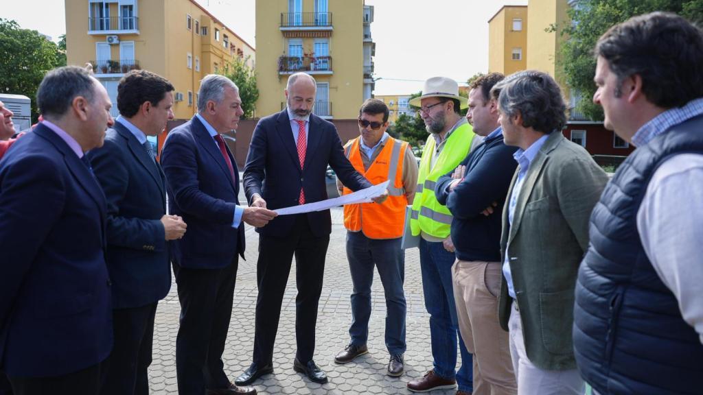 El alcalde de Sevilla, José Luis Sanz, visita la zona de la Ronda del Tamarguillo.