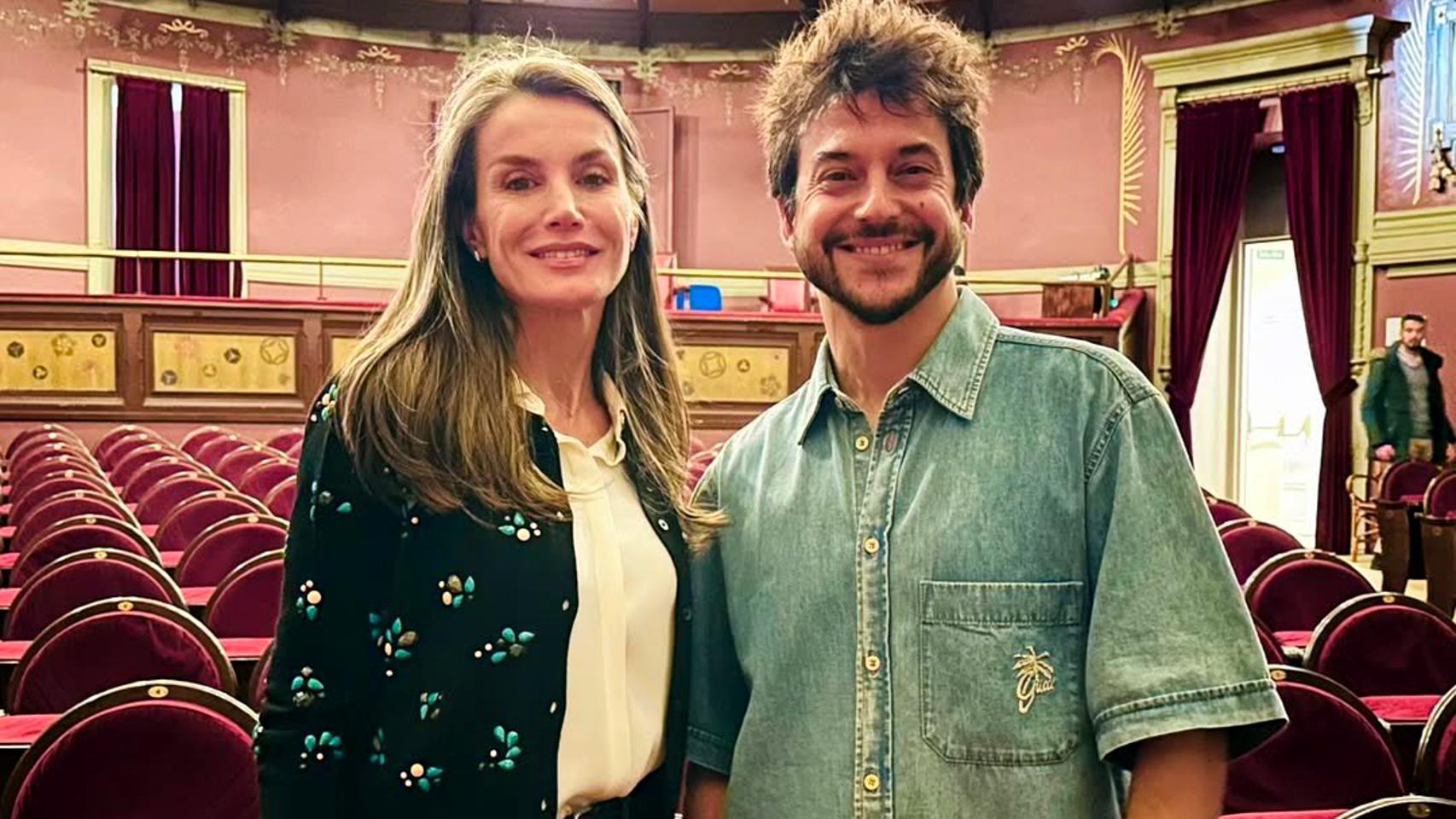 La reina Letizia junto al director de cine Guillermo Galoe en el Ateneo de Madrid este viernes.
