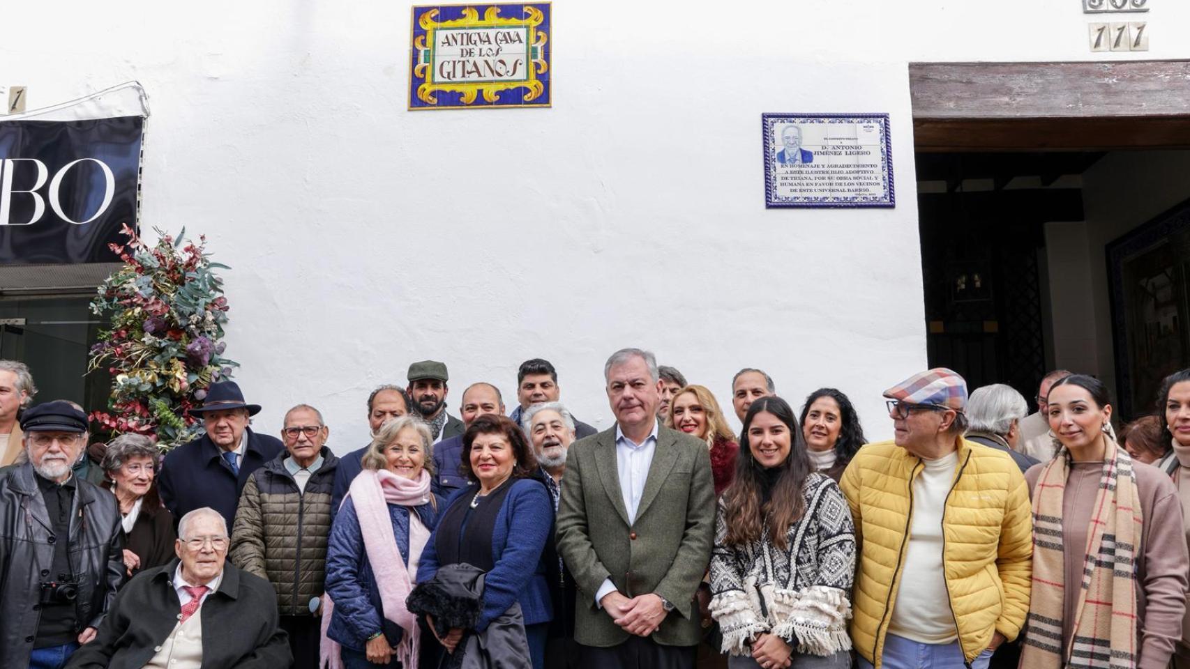 El alcalde de Sevilla, José Luis Sanz, asiste a la inauguración de la cerámica de la Cava de los Gitanos.