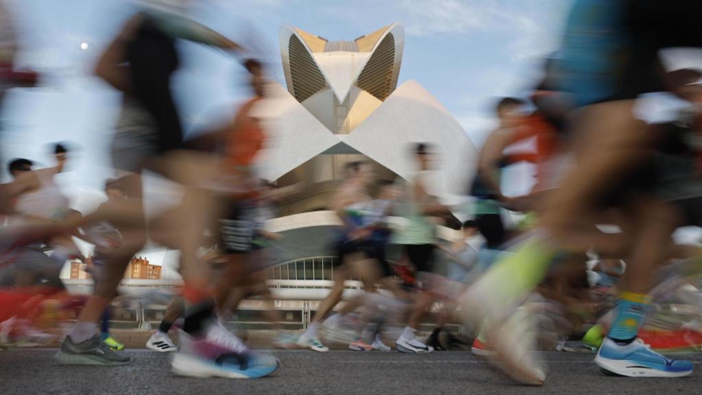 Varios atletas tras tomar la salida de la 45 edición de la Maratón Valencia Trinidad Alfonso Zurich. Efe / Kai Forsterling