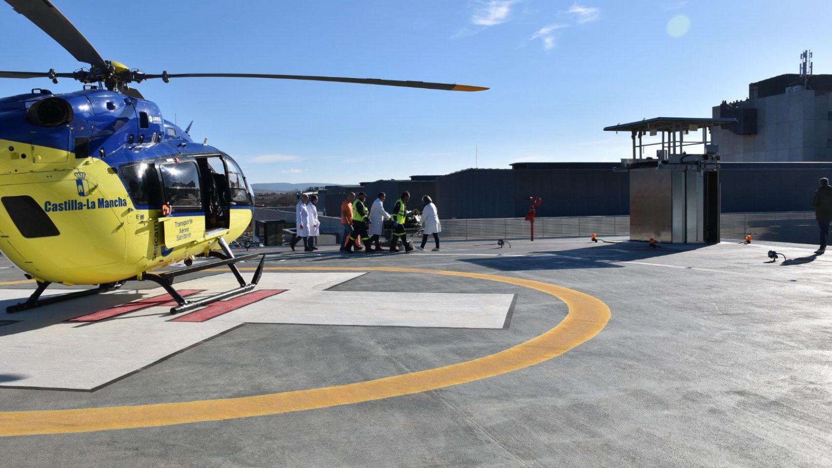 Imagen de recurso de un helicóptero medicalizado del Sescam.