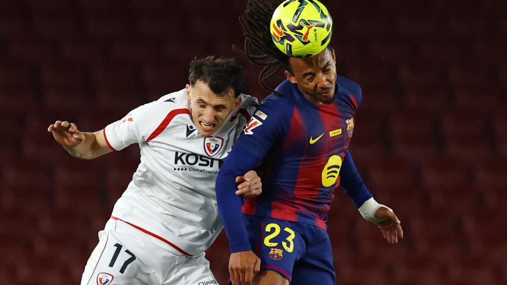 Koundé salta con Budimir por un balón aéreo.