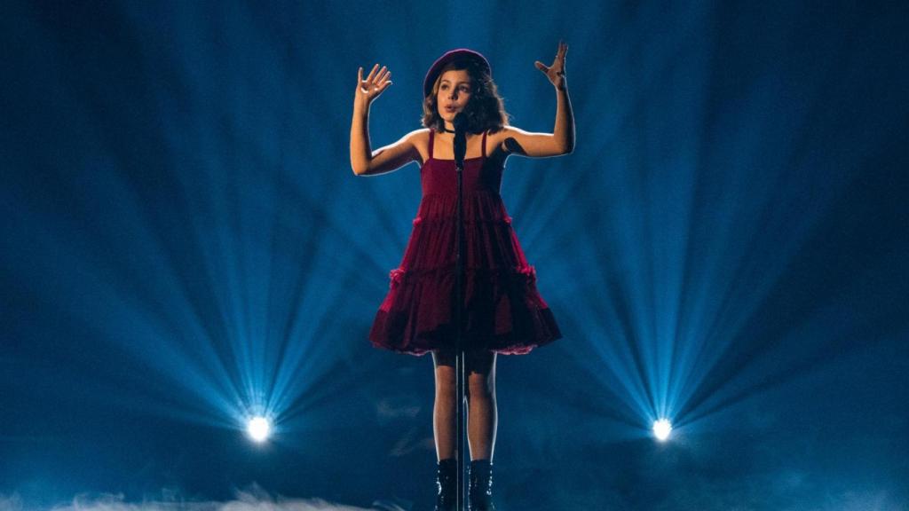 Lou Deleuze cantando 'Ce monde' en la 23ª edición del Festival de Eurovisión Junior en el Gymnastic Hall of Olympic City de Tiflis, Georgia.