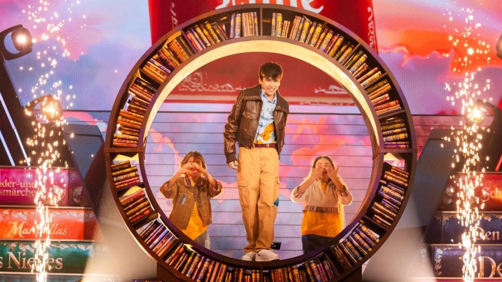 Gonzalo Pinillos cantando 'Érase una vez (Once Upon a Time)' en la 23ª edición del Festival de Eurovisión Junior en el Gymnastic Hall of Olympic City de Tiflis, Georgia.