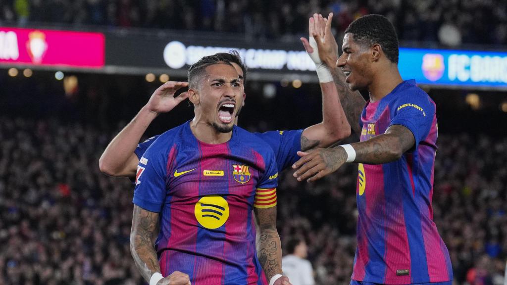 Raphinha celebra uno de sus goles ante Osasuna.