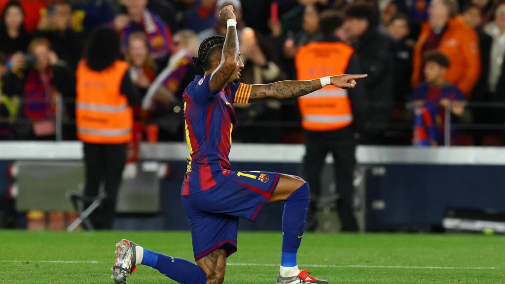 Raphinha celebra uno de sus goles ante Osasuna.