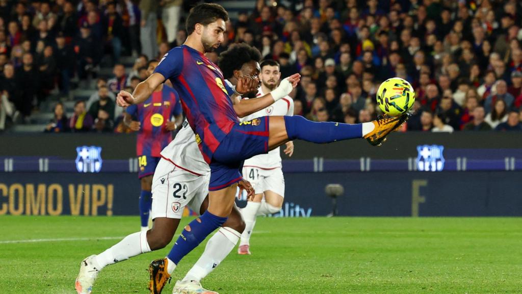 Ferran Torres se dispone a rematar en posición forzada.