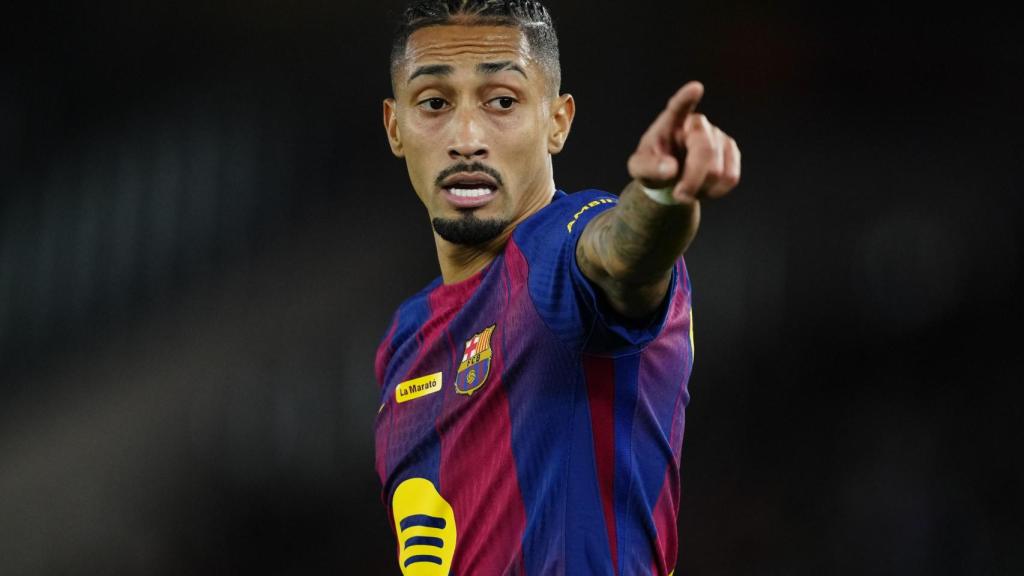 Raphinha da instrucciones.