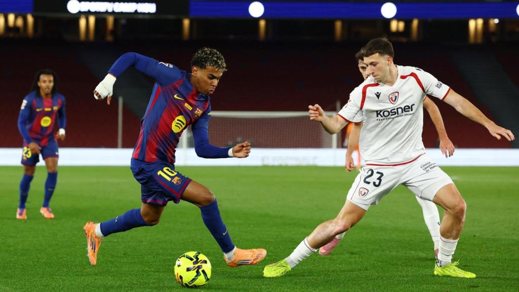Lamine Yamal hace un regate en el partido ante Osasuna.