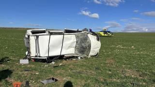 Fotografía del vehículo accidentado, con el helicóptero medicalizado al fondo, publicada por el CPEIS Toledo.