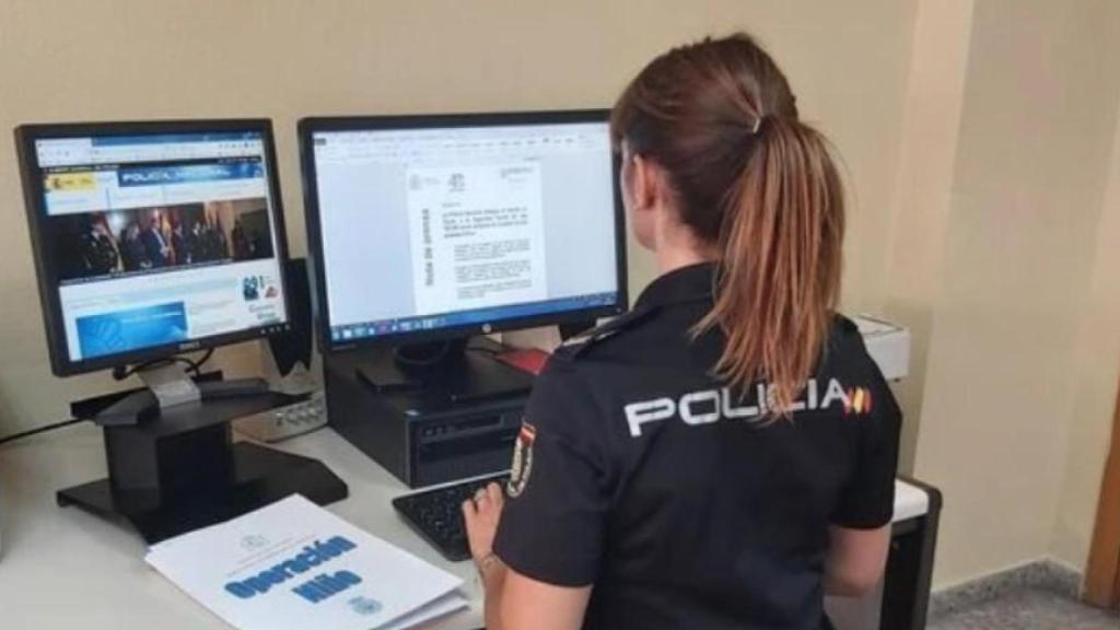Una agente de la Policía Nacional tramitando una denuncia en una imagen de archivo.