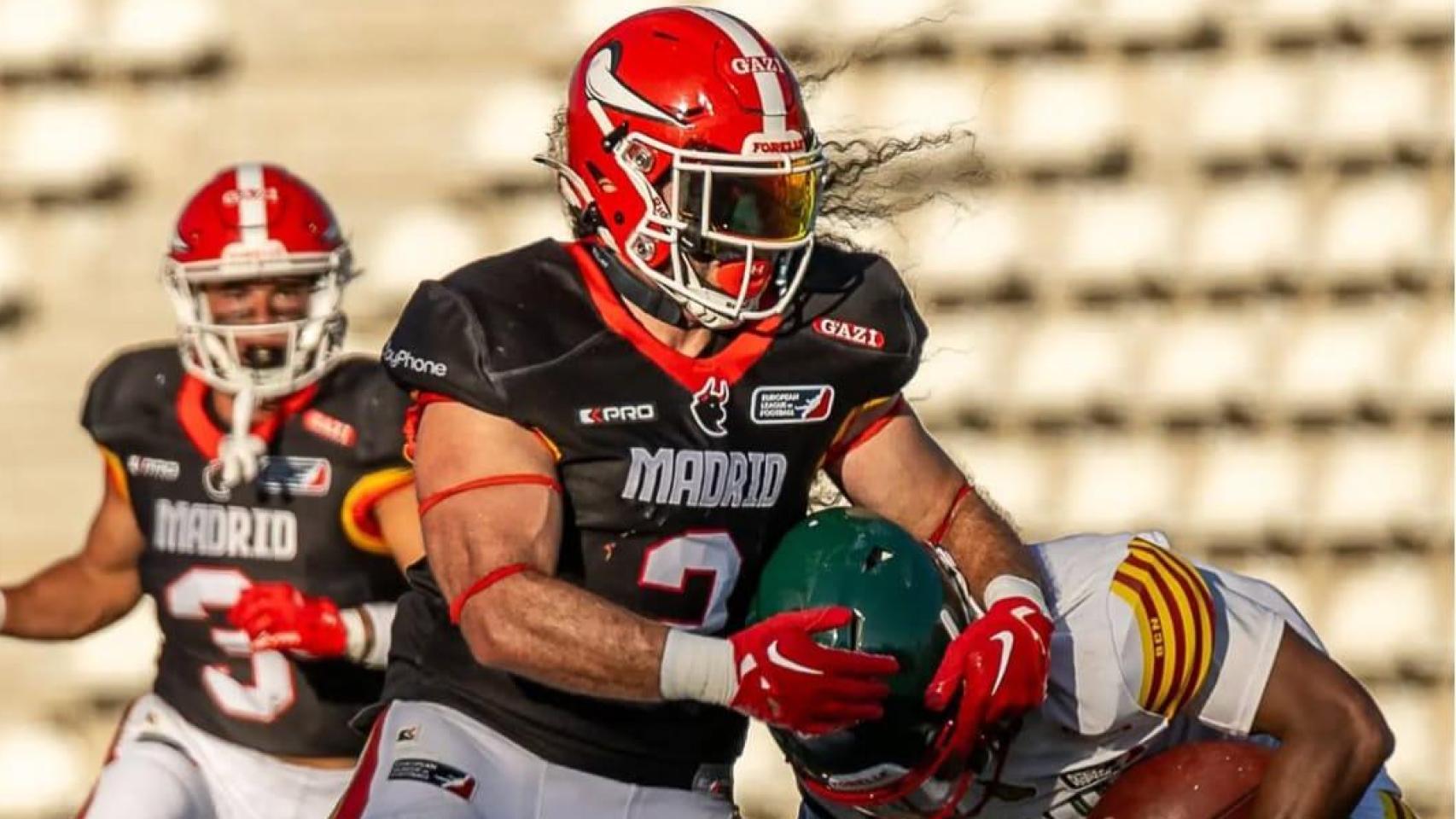 Javier Carrasco, jugador de los Madrid Bravos, con la camiseta negra, placa a un rival.