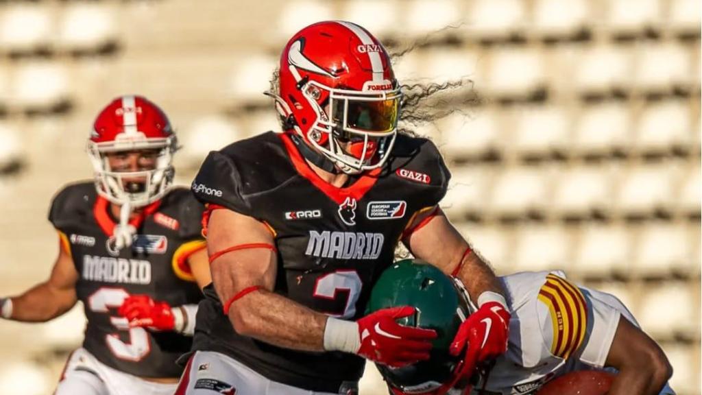 Javier Carrasco, jugador de los Madrid Bravos, con la camiseta negra, placa a un rival.