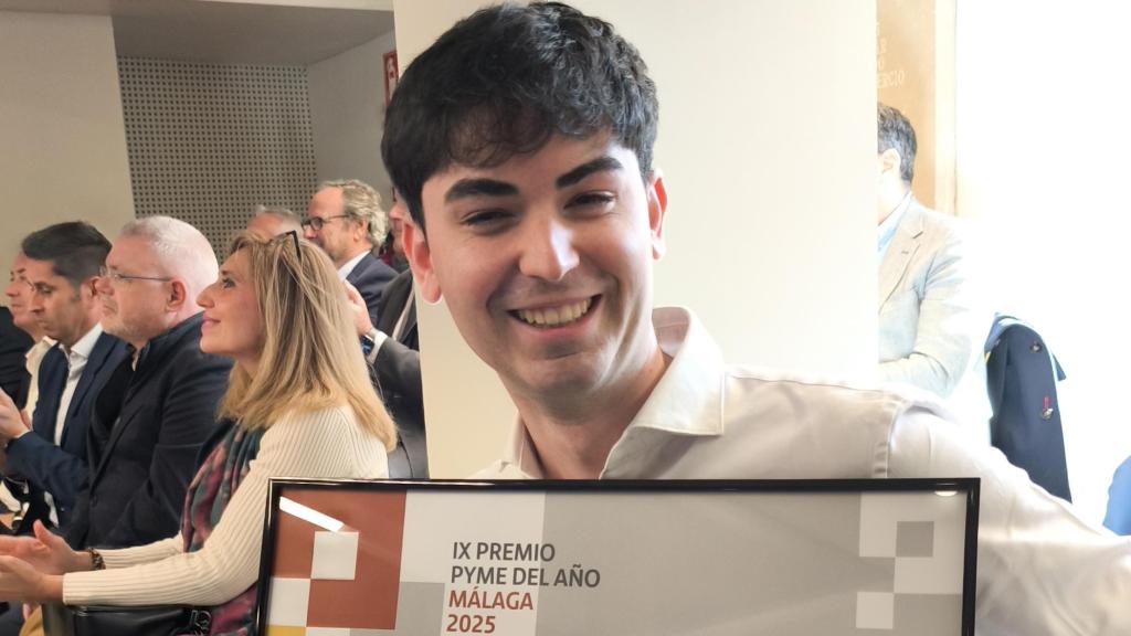 Vicente Mirasol posa orgulloso con un reciente premio que le han concedido.