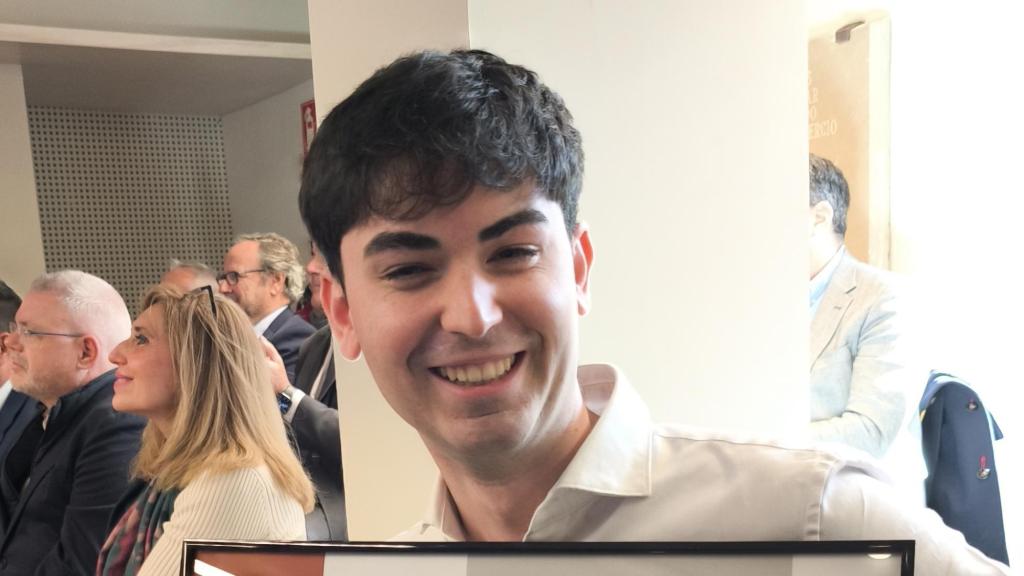 Vicente Mirasol posa orgulloso con un reciente premio que le han concedido.