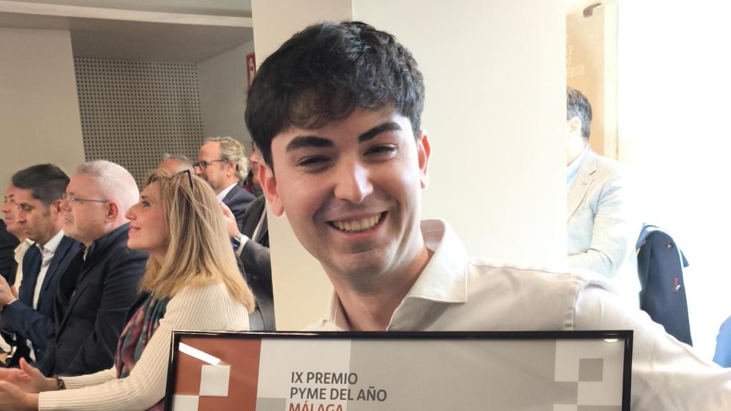 Vicente Mirasol posa orgulloso con un reciente premio que le han concedido.