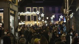 Nuevo fin de semana de congestión turística en Toledo: las fotos del Casco Histórico abarrotado por la iluminación navideña