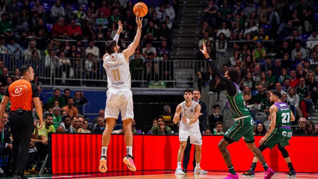Dani Díez lanza un triple durante el Unicaja vs. San Pablo Burgos de la Liga Endesa