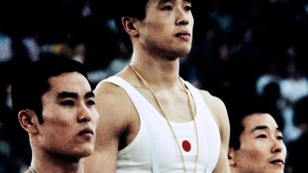 Akinori Nakayama, en el podio de los JJOO de México.