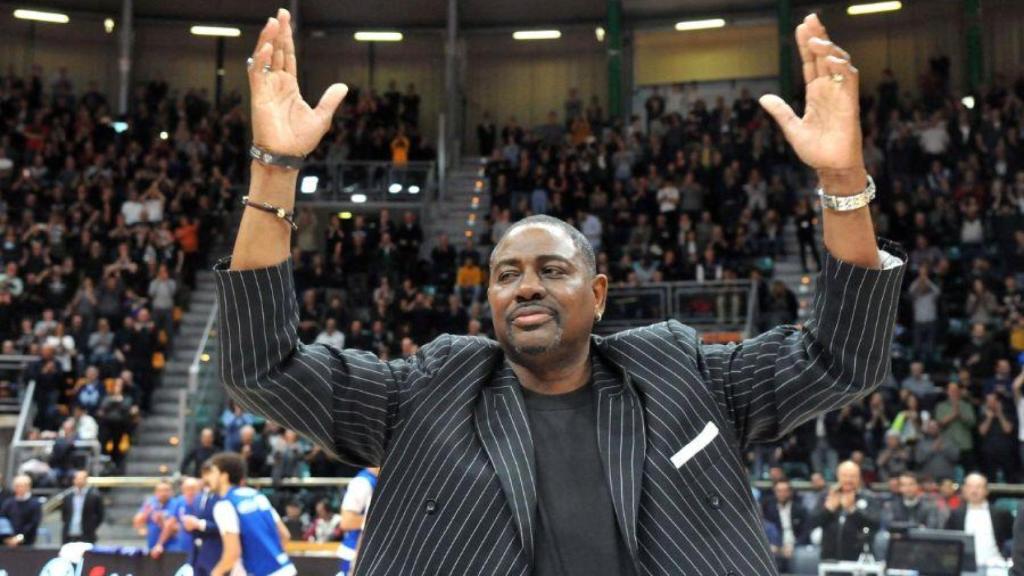 Michael Ray Richardson saluda al público.