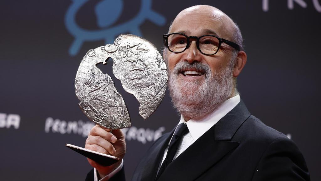 Javier Camara posa com o prêmio Forqué que recebeu por seu papel no filme Jakarta. Foto: EFE/Daniel Gonzalez