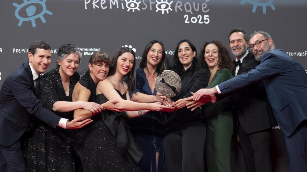 El equipo de 'Los domingos' posa con el Premio Forqué al mejor largometraje de ficción. Foto. Alberto Ortega/Europa Press