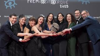 El equipo de 'Los domingos' posa con el Premio Forqué al mejor largometraje de ficción. Foto. Alberto Ortega/Europa Press