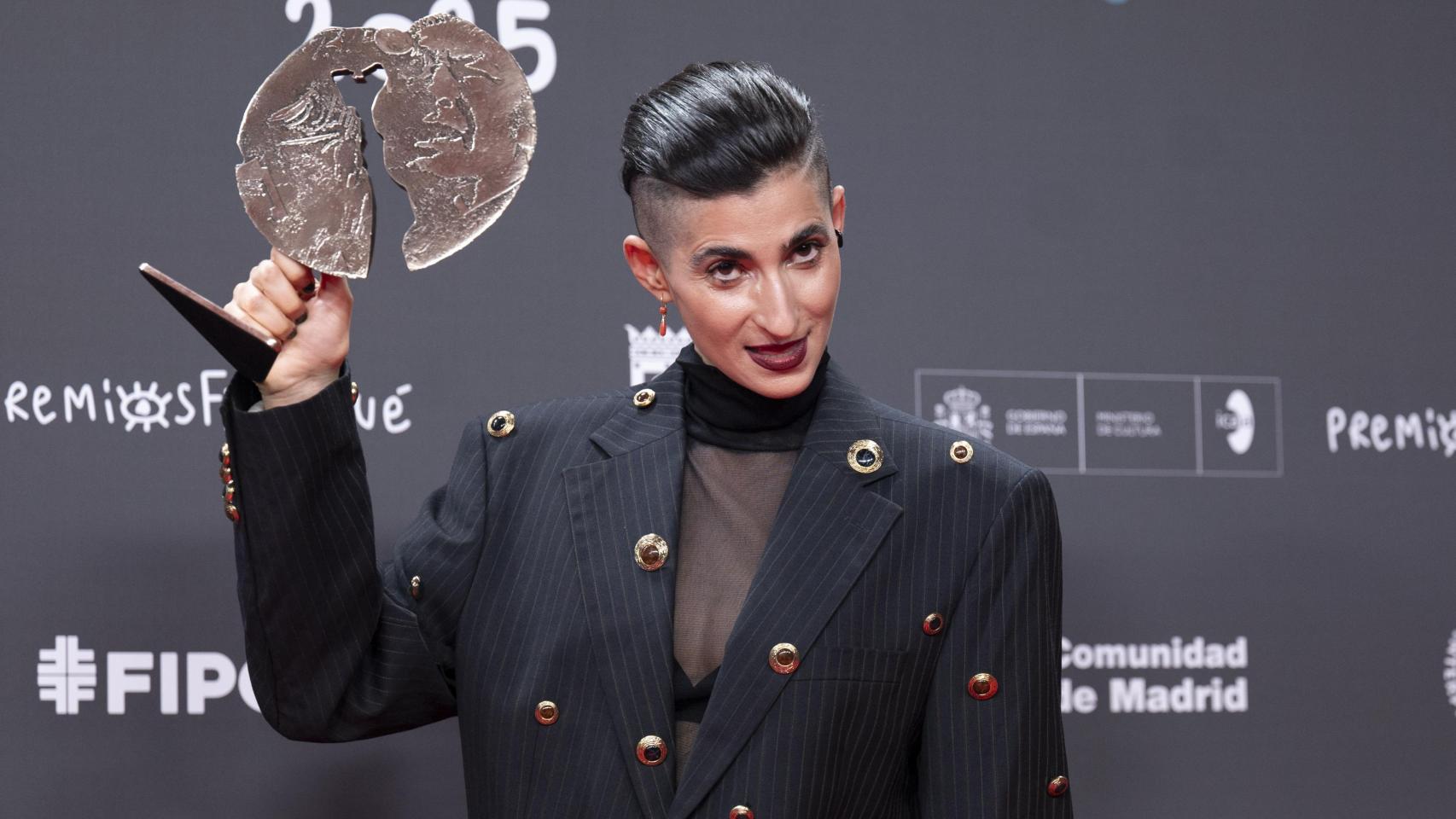 Alba Flores posa con el Premio Forqué al mejor largometraje documental. Foto: Alberto Ortega/Europa Press