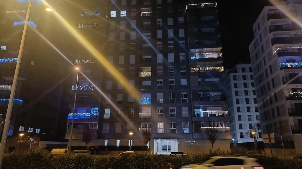 Luces de navidad en un bloque de vecinos del barrio de la Ciudad de Comunicación en Valladolid