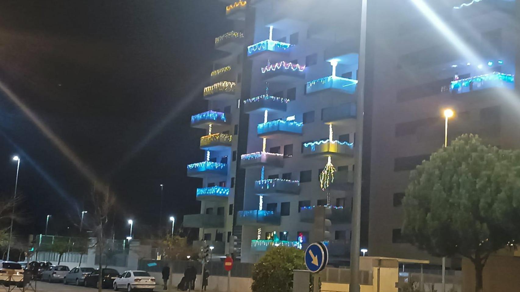 Luces de navidad en un bloque de vecinos del barrio de la Ciudad de Comunicación en Valladolid