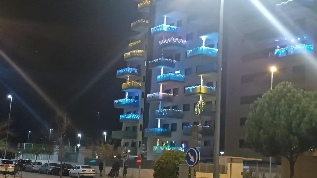 Luces de navidad en un bloque de vecinos del barrio de la Ciudad de Comunicación en Valladolid