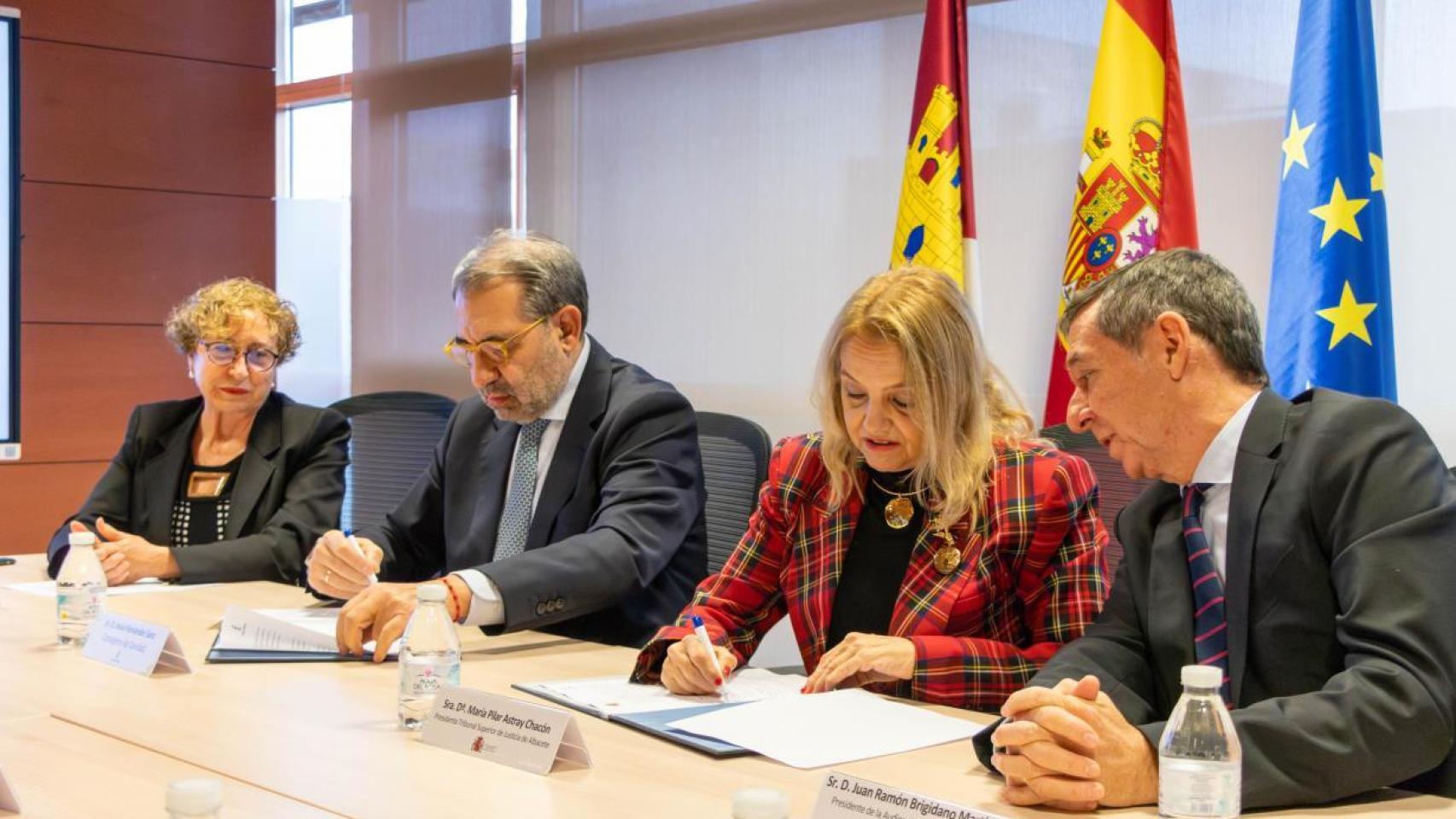 El consejero de Sanidad, Jesús Fernández Sanz, y la presidenta del Tribunal Superior de Justicia de Castilla-La Mancha, María Pilar Astray Chacón, han firmado el convenio.