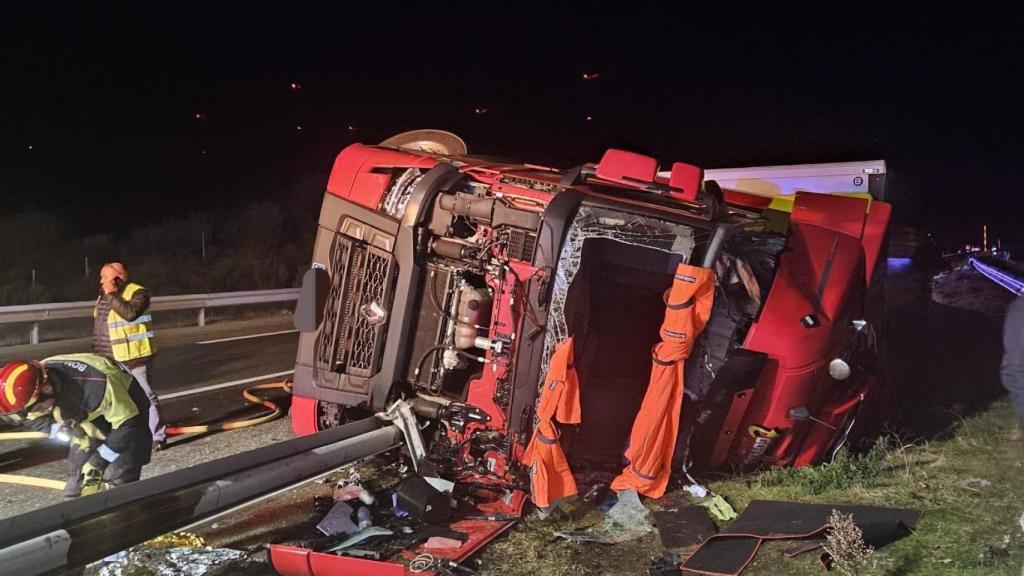 Los bomberos de Rionegro del Puente rescatan al conductor de un camión accidentado en la A-52 a la altura de Lubián