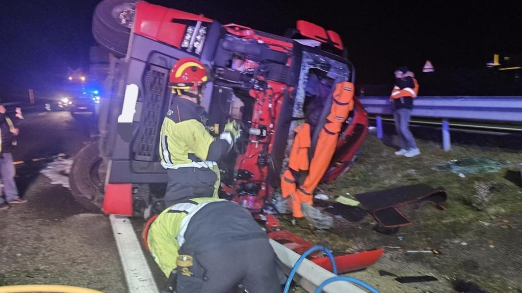 Los bomberos de Rionegro del Puente rescatan al conductor