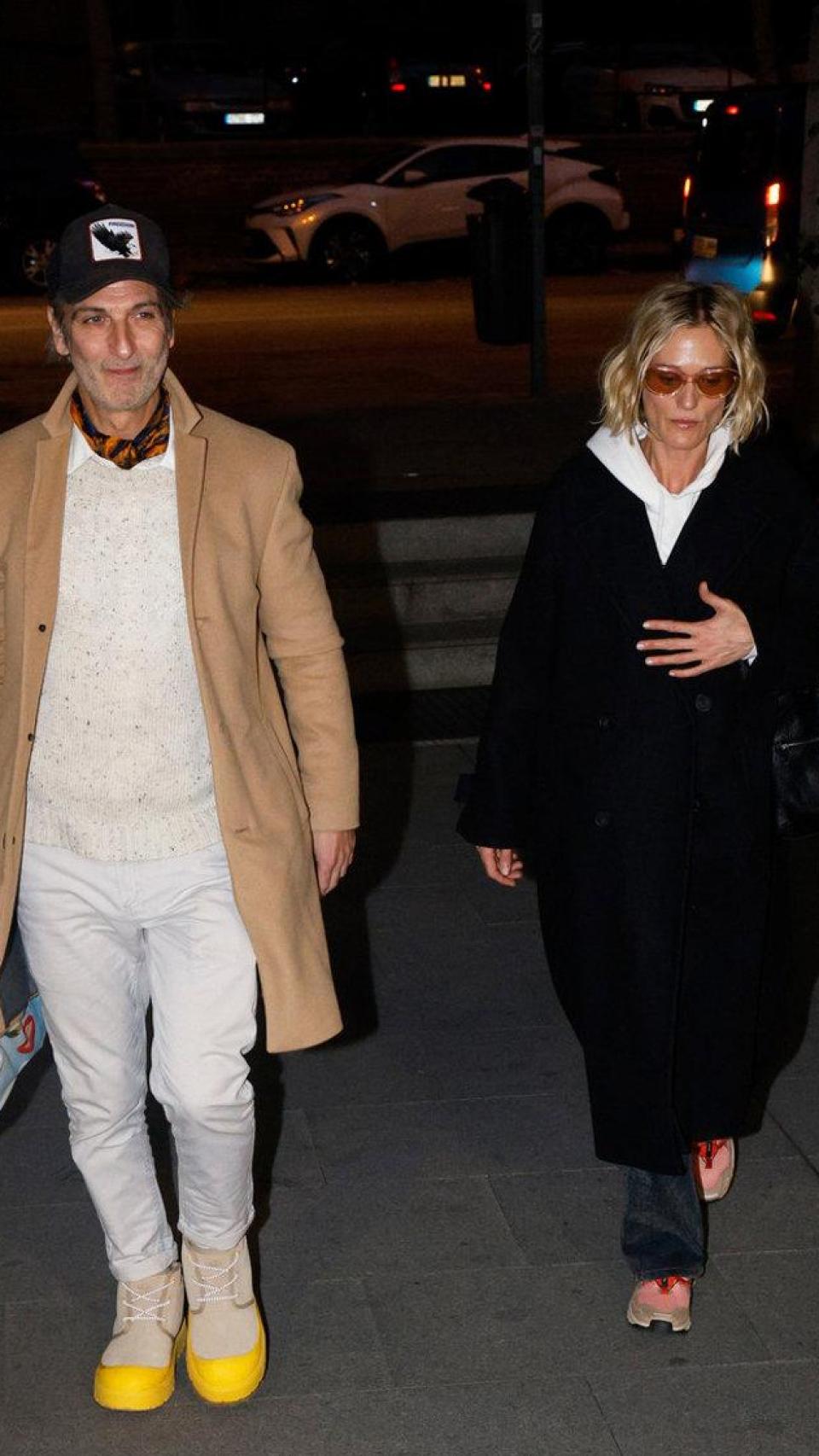 Ernesto Alterio, en la despedida a su padre, Héctor Alterio, junto a su pareja, Ella Jazz.